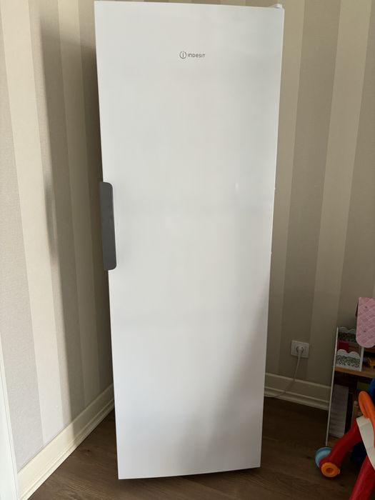 Продам новый морозильник Indesit