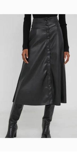 Vând fusta din imitație piele