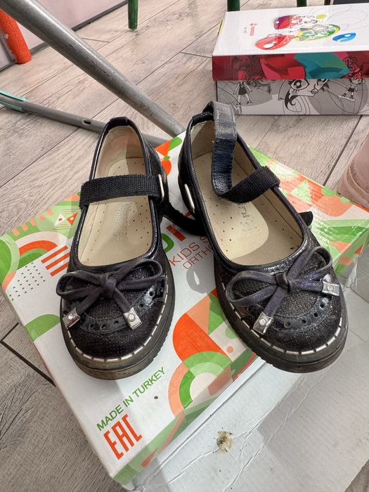 Продам туфли на девочку 26-27