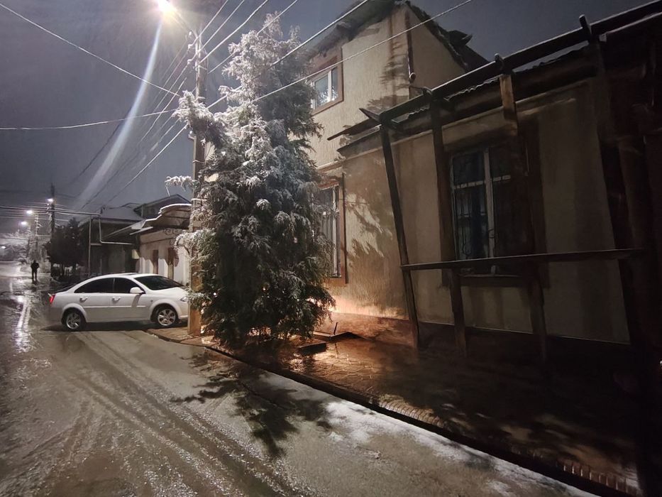 Yunsobod bodomzor Tatuv Letseyni roparasida 2.8sotik 2etaj Hovli