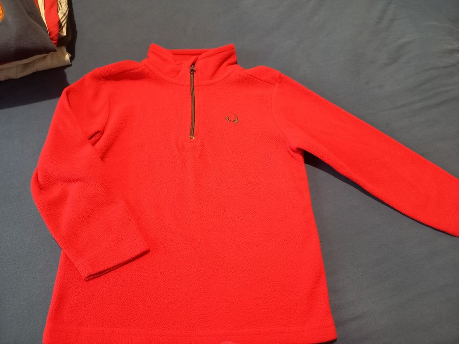 Pulover Crăciun, 4- 5ani, polar roșu,purtate de 2-3 ori.