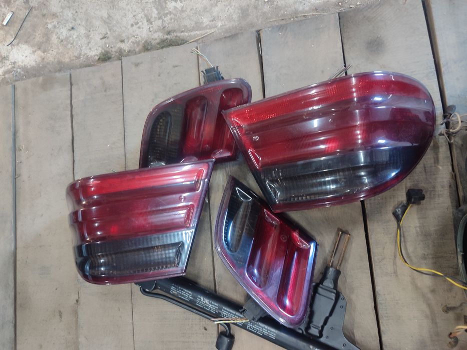 Фарове, стопове,гълтач с ключ,крик Мерцедес Е класа