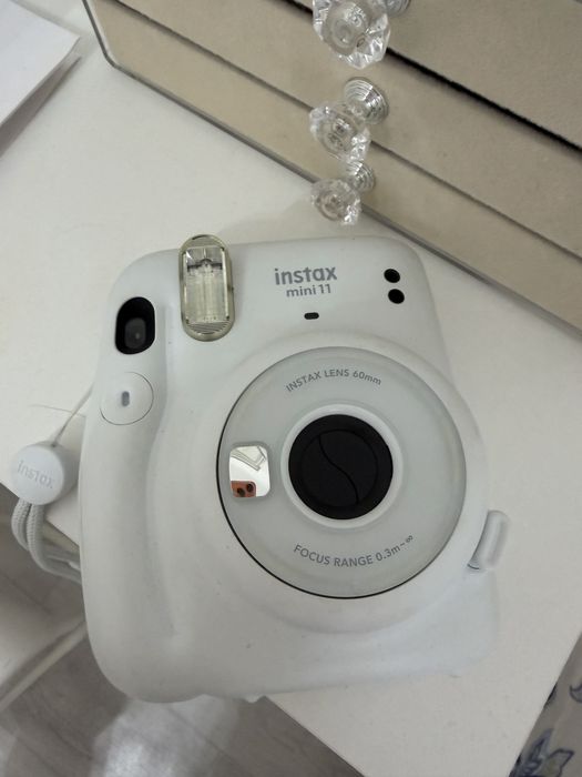 Продам полароид instax mini 11