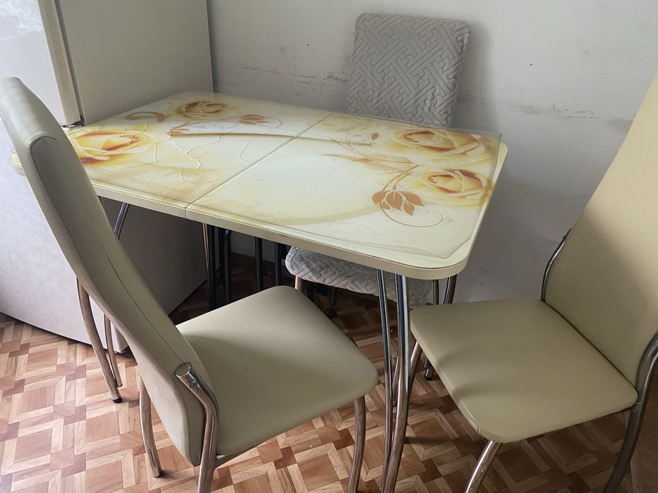 Продается стол и стулья