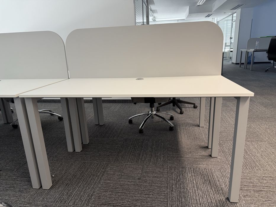 Продават се офис маси бели. Наличност 46 броя