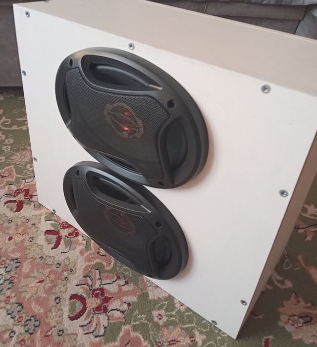 Продам короб с динамиками.