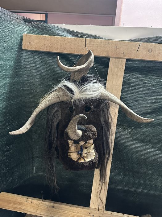 Кукерски маски от естествени материали