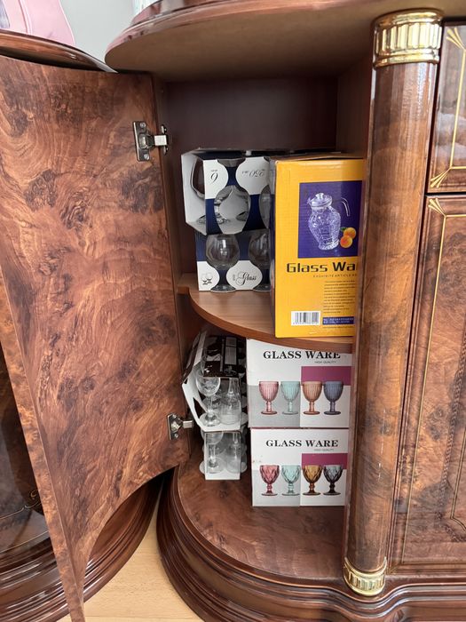 Элитная витрина для посуды