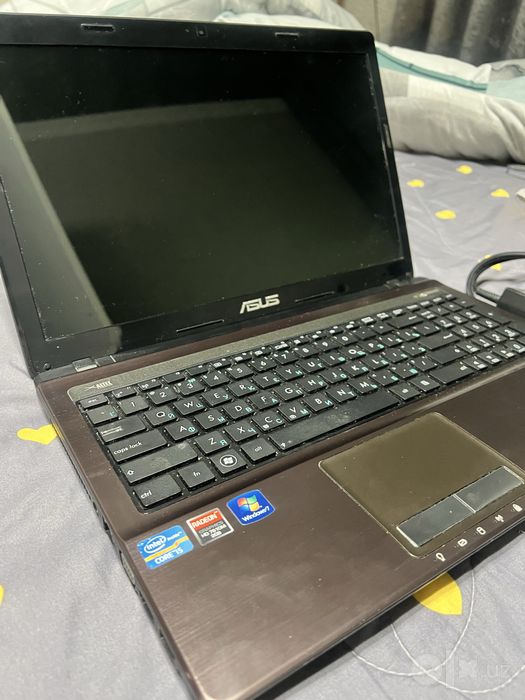 Noutbook yaxshi ishlaydi Asus kampanya zaryadnik chexollari bor
