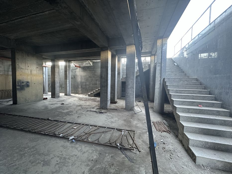 Юнусабадский район срочно продается цокольный этаж вдоль дороги 101 кв