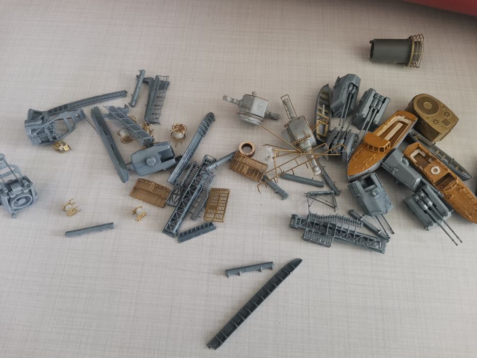 Vând sau schimb (din domeniul audio. ) Macheta Bismarck