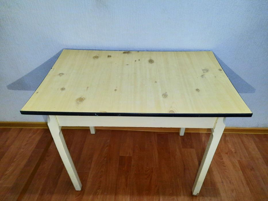 Стол кухонный лёгкий