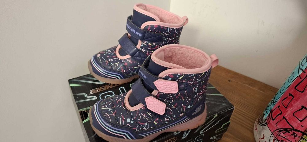 Cizme Skechers pentru fete marime 26 in stare buna