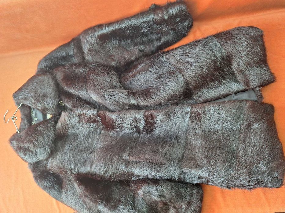 Haina confectionata din blana naturala de nutrie,  trei sferturi