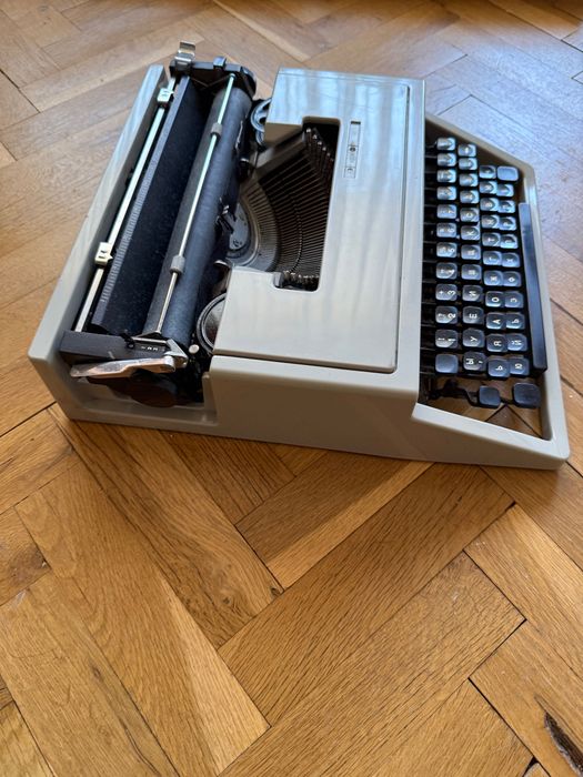 Пишеща машина на кирилица Olivetti