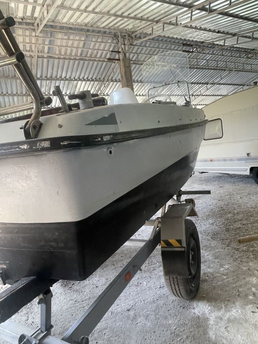 Vând barcă cu motor Honda 50 CP + peridoc