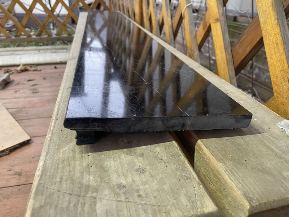 Подаконник из мрамора