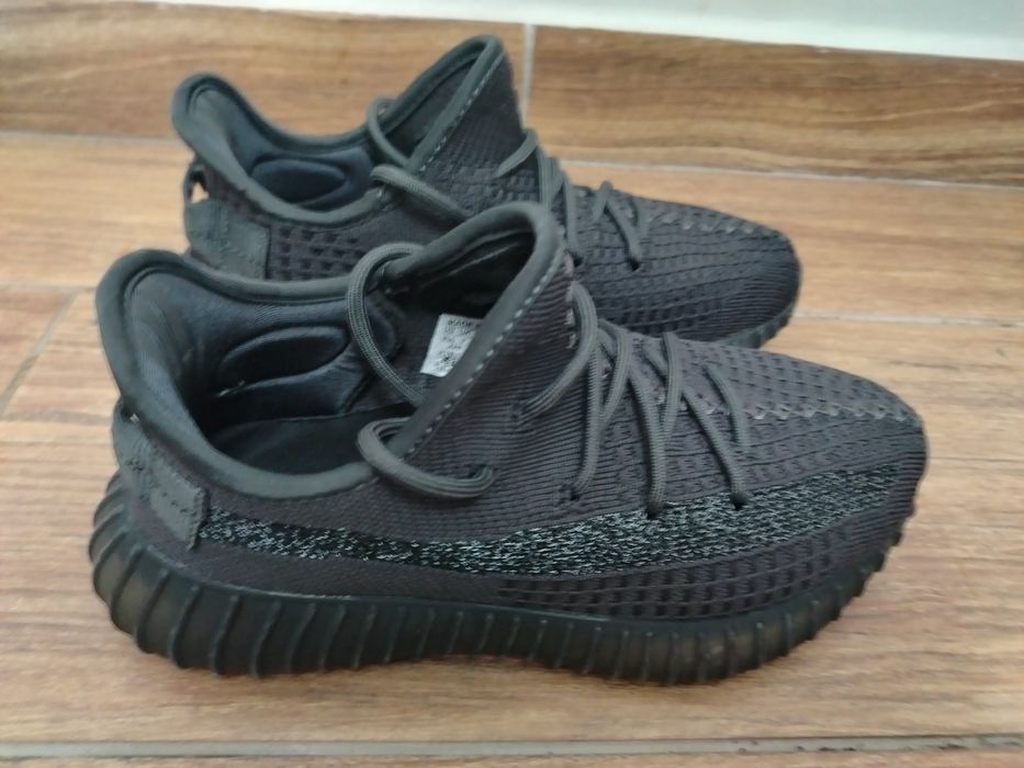 Vând pereche de yeezy.