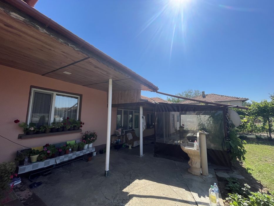 Продава КЪЩА с гараж и двор с.Межден