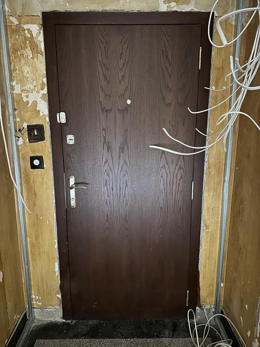 Входна врата за апартамент дървена
