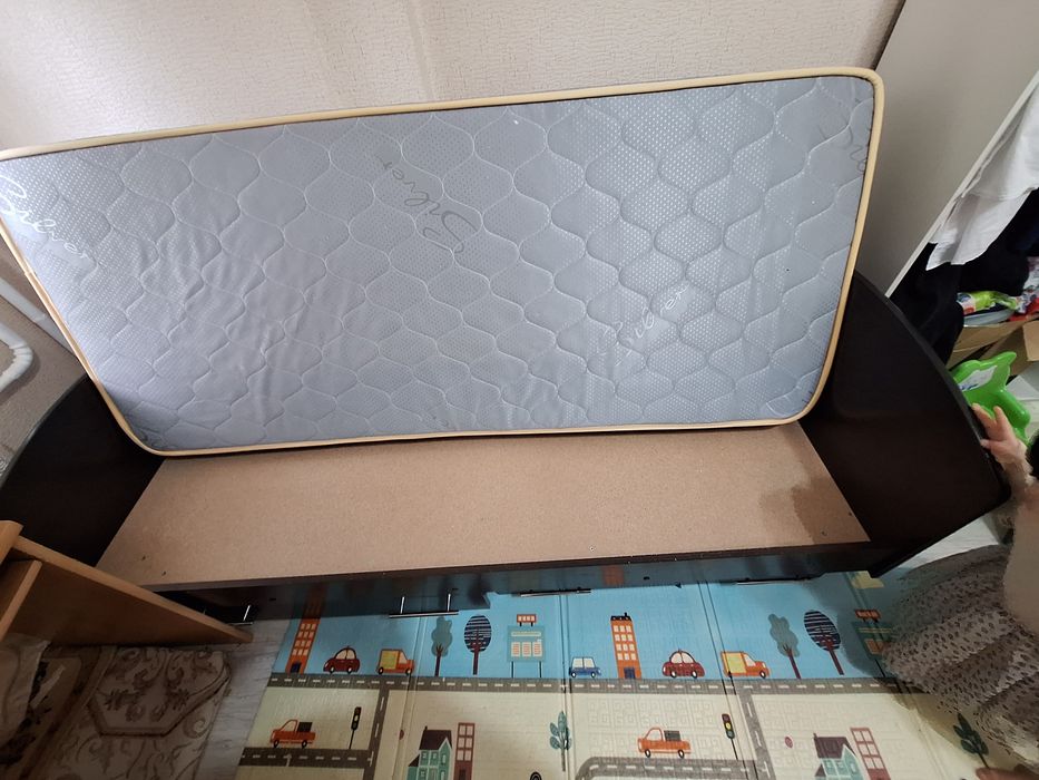 Кровать их лдсп с матрасом