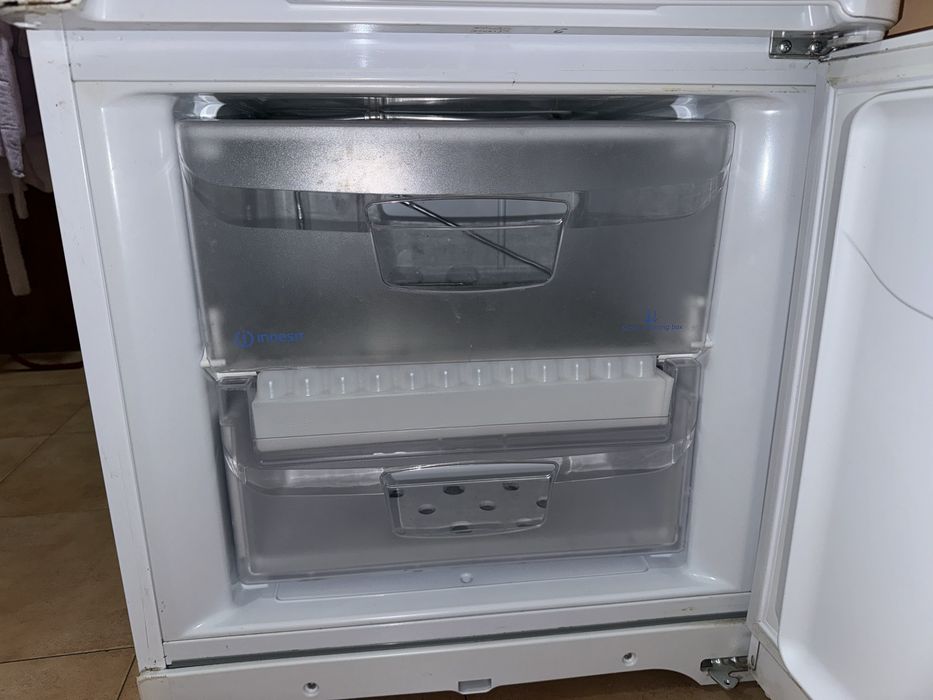 Хладилник Indesit с долен фризер