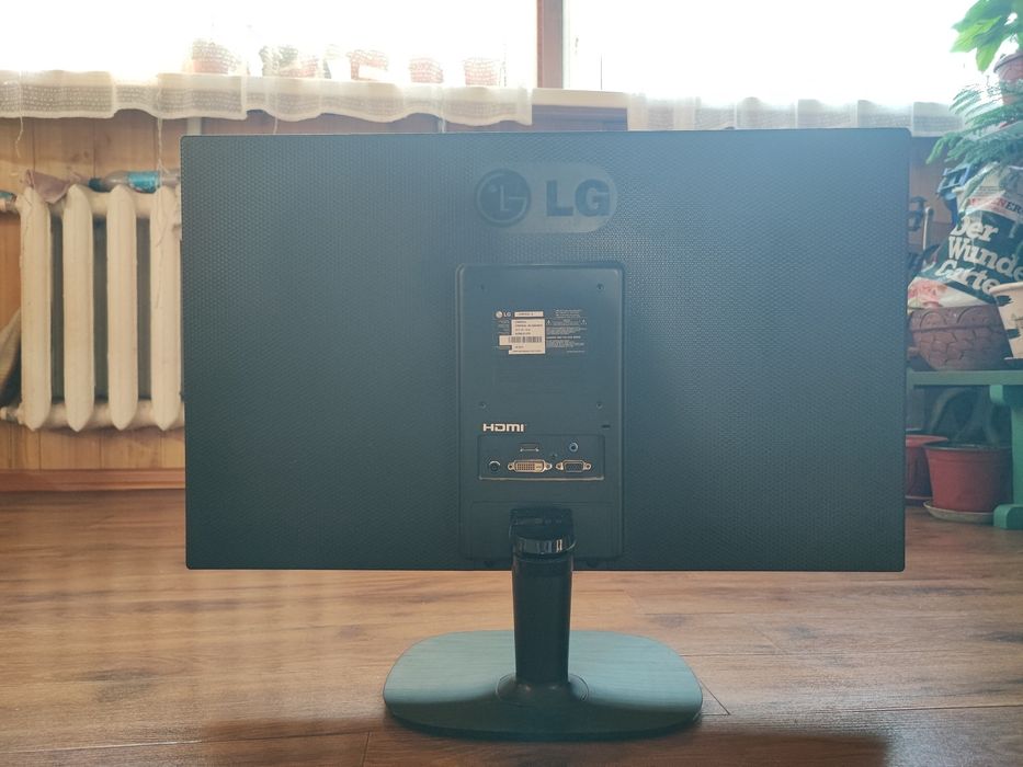 Экран LG 27 дюймов