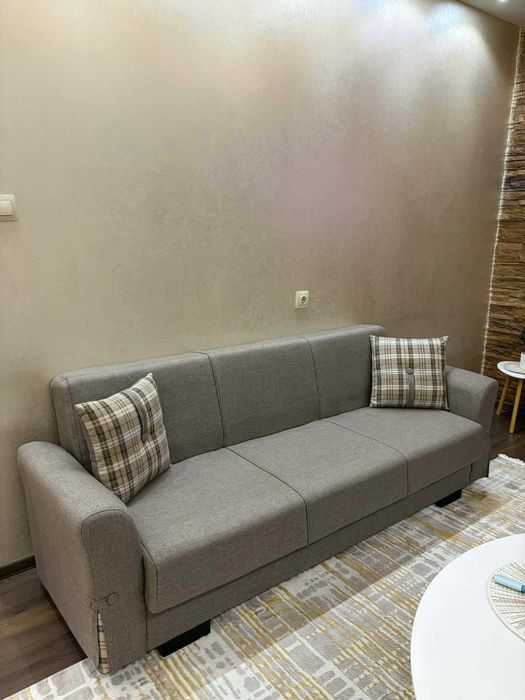 Два еднакви дивана