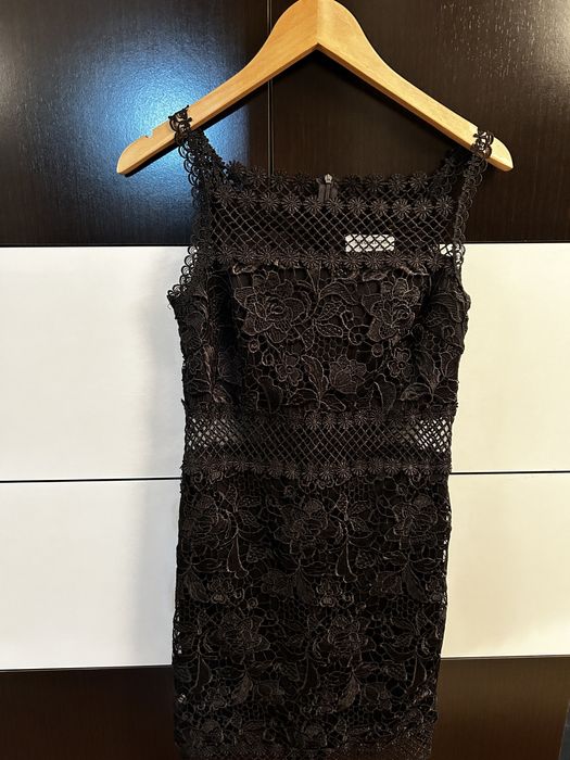 Rochie neagra , noua fara eticheta