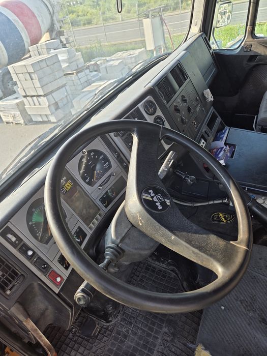 Camion MAN   4x4 basculabil pe 3 parti.