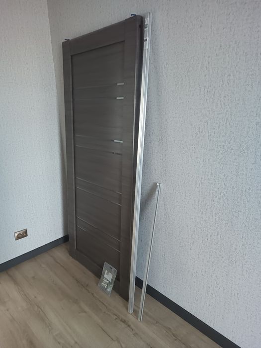 Дверь раздвижная,купе.
