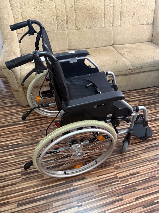 Carut scaun handicap dizabilitati batrani (ca nou)