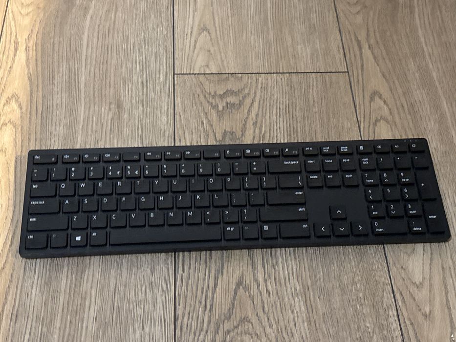 vand tastura si mouse de brou perfect funtionabile !