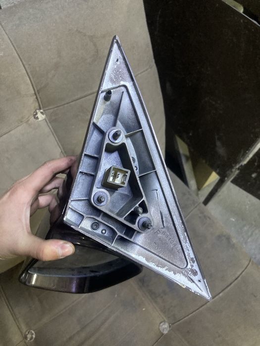 Правое боковое зеркало