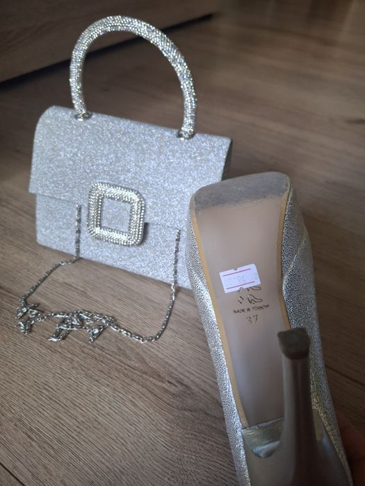 Елегантна дамска чанта и официални обувки