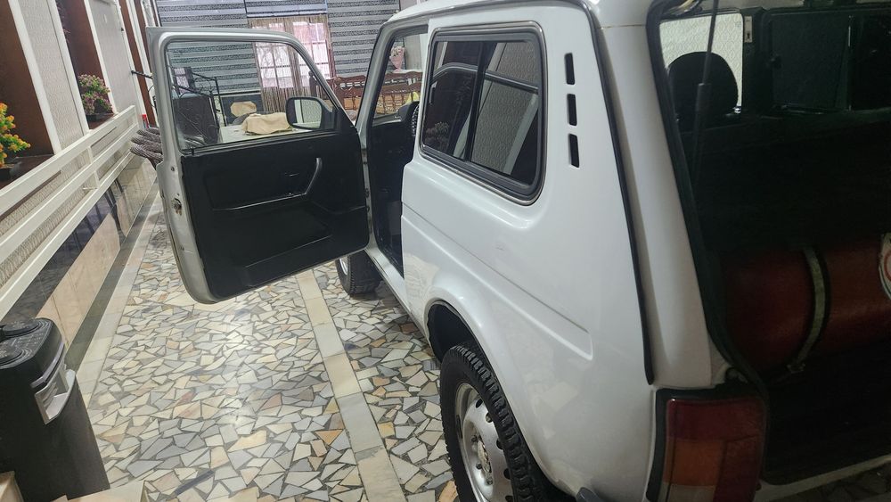 Нива автомашинаси сотилади