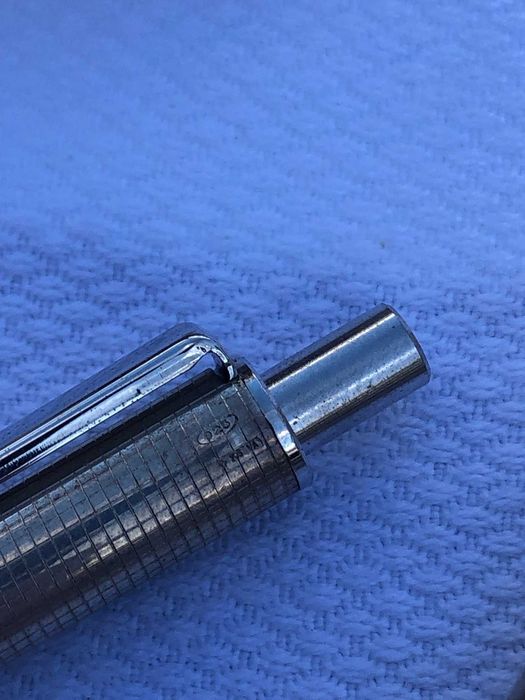 Lupa si pixuri de argint