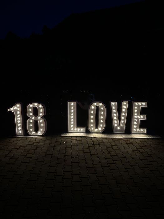 Litere volumetrice luminate