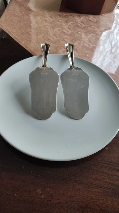 Две посребрени шпатули за сервиране на сладкиш