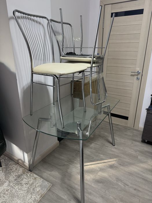 Стол со стульями