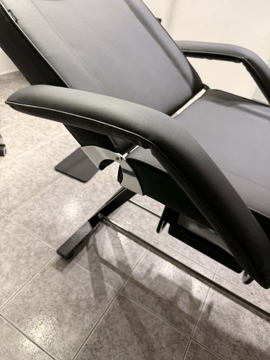 Професионален стол за козметици и татуисти (нов в гаранция)