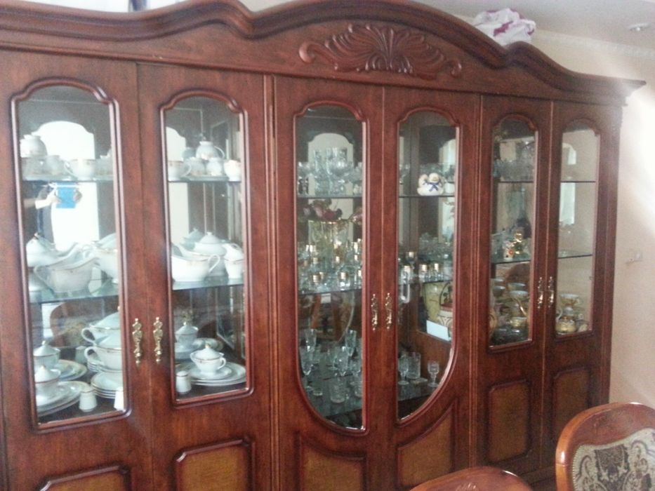 Шкаф-витрина в классическом стиле