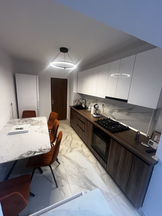 Inchiriez apartament 3 camere decomandat