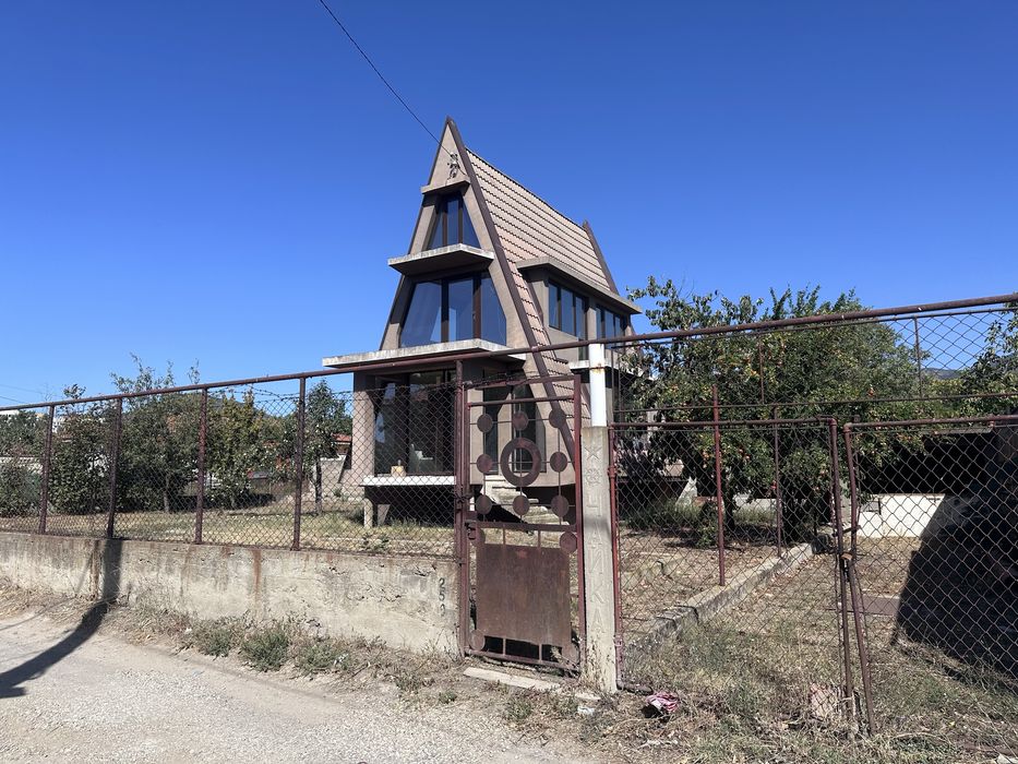 Масивна къща с дворно място