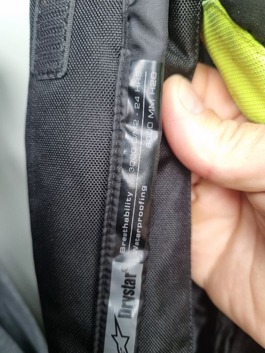 Мото яке, дънки и каска