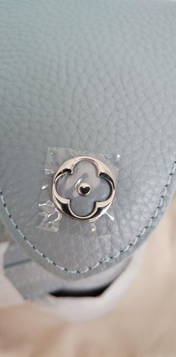 Светло синя baby blue Louis V