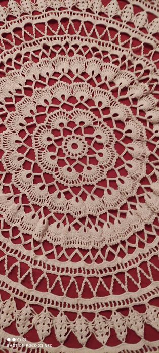 Ръчно изработена покривка за кръгла маса