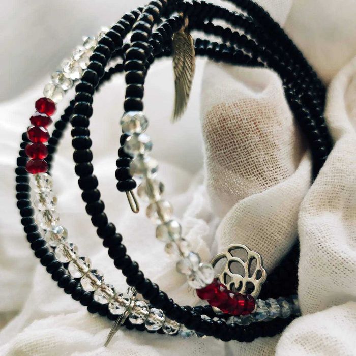 Гривни , колиета , бижута за телефон