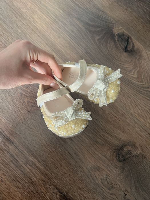 Продам детскую обувь