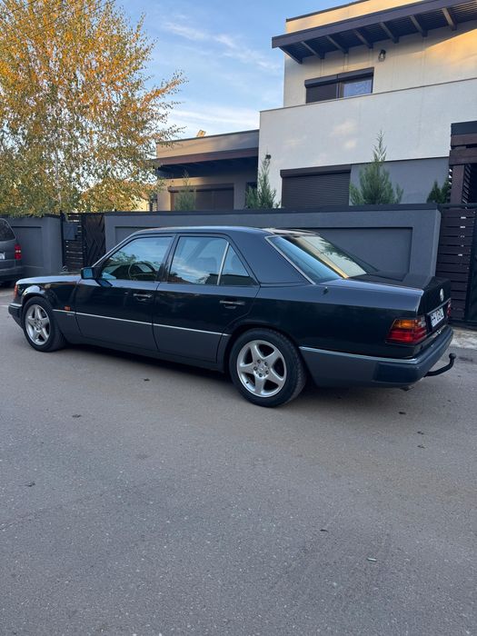 Mercedes Benz W124 230E vehicul istoric